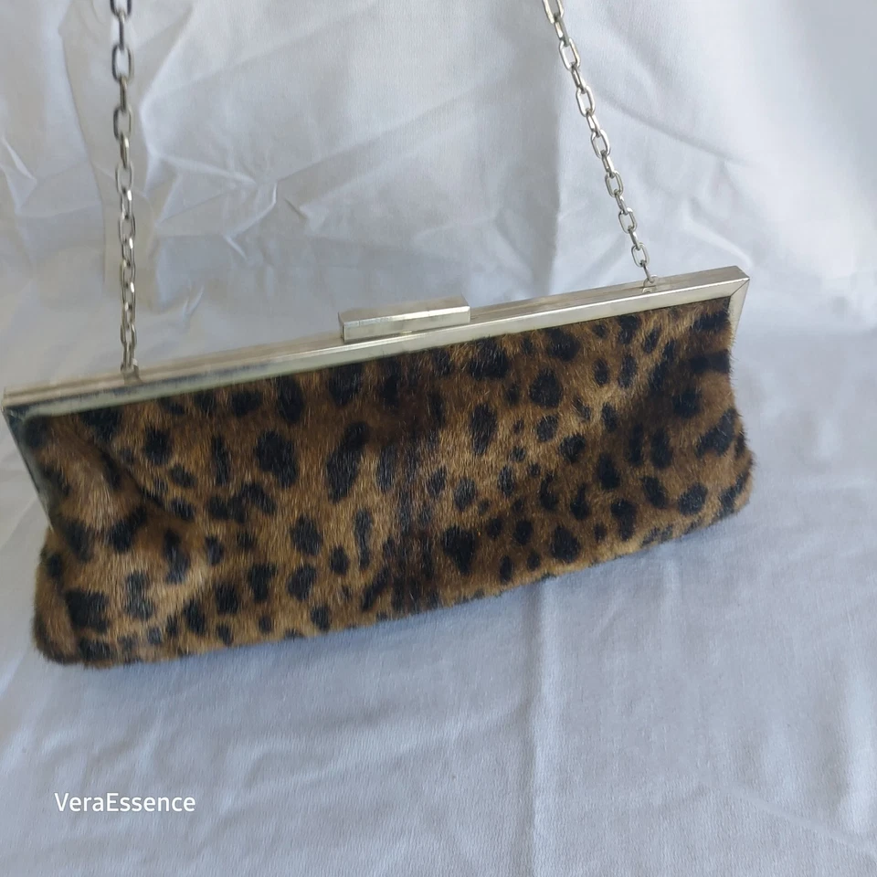 Bolso sin asas Dennis By Dennis Basso de piel sintética con estampado de guepardo correa de cadena de colección Foto 2 de 4