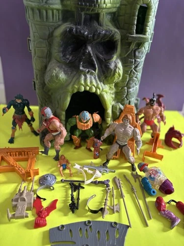 Vtg Mattel 1981 Castle Grayskull MOTU He Man + Parts Weapons Figures Huge Lot KO