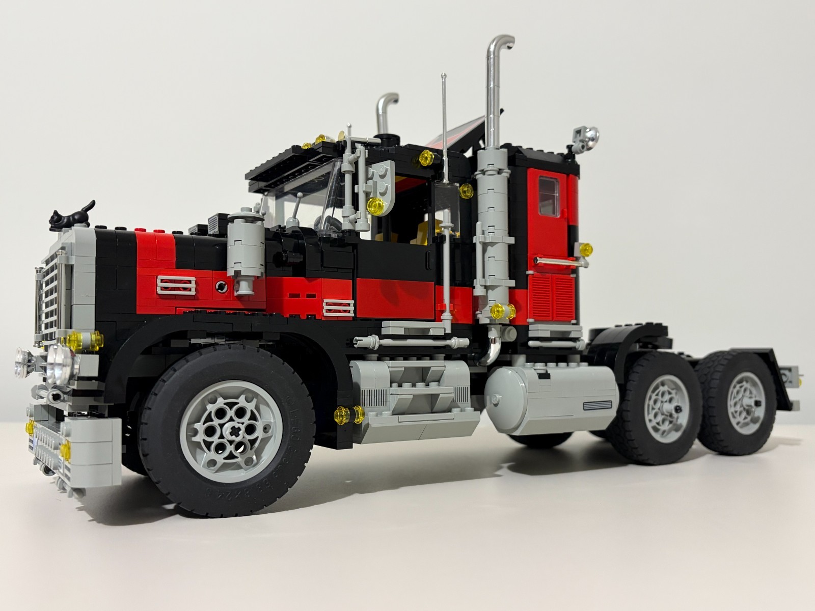 Vintage LEGO MODEL TEAM # 5571 GIANT TRUCK - BLACK CAT Retired 100% Complete