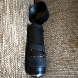 Tamron AF 70-300mm f/4-5.6 Telephoto Zoom Lens Nikon F Mount + Hood