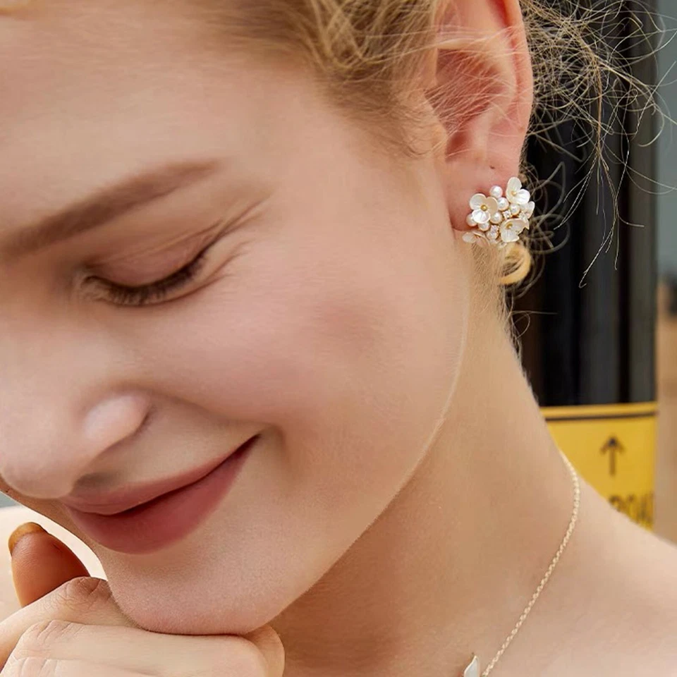 18k yellow gold 925 silver stud simulated diamond pearl flower blossom earrings Foto 4 de 4