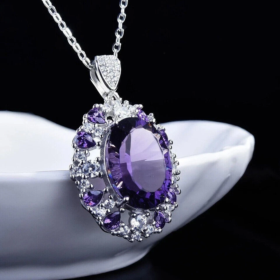 Precioso colgante de halo de amatista simulada de corte ovalado enchapado en oro blanco de 14 k Foto 2 de 4