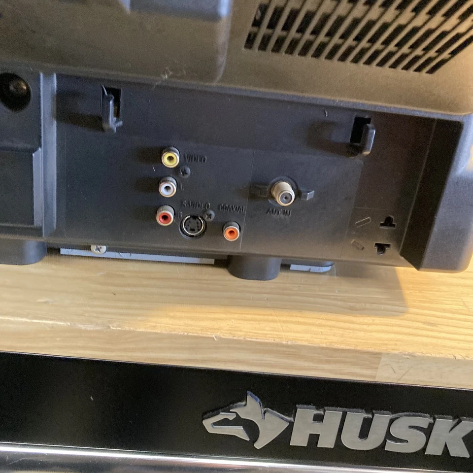 TV para juegos retro plana Emerson CRT 20" CR202EM8 sin control remoto botones defectuosos Foto 4 de 4