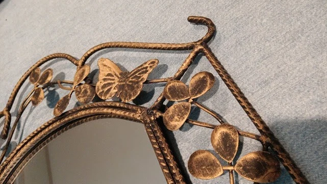 Espejo vintage con marco de metal de bronce rústico trébol y mariposa colgante de pared Foto 3 de 4