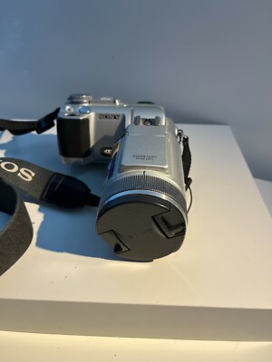 Vintage Sony digital still camera DSC-F17 MP Zeiss Lens