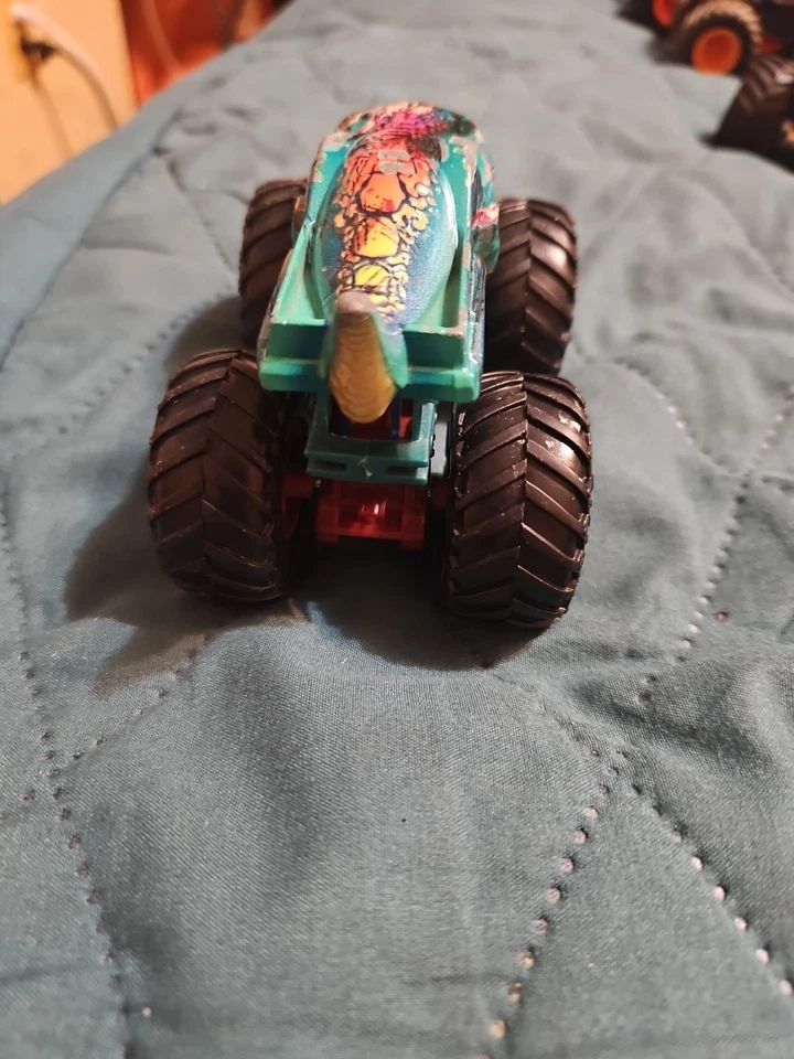 Monster Truck Mega Wrex verde/arco iris 1:64 Hot Wheels Foto 2 de 4
