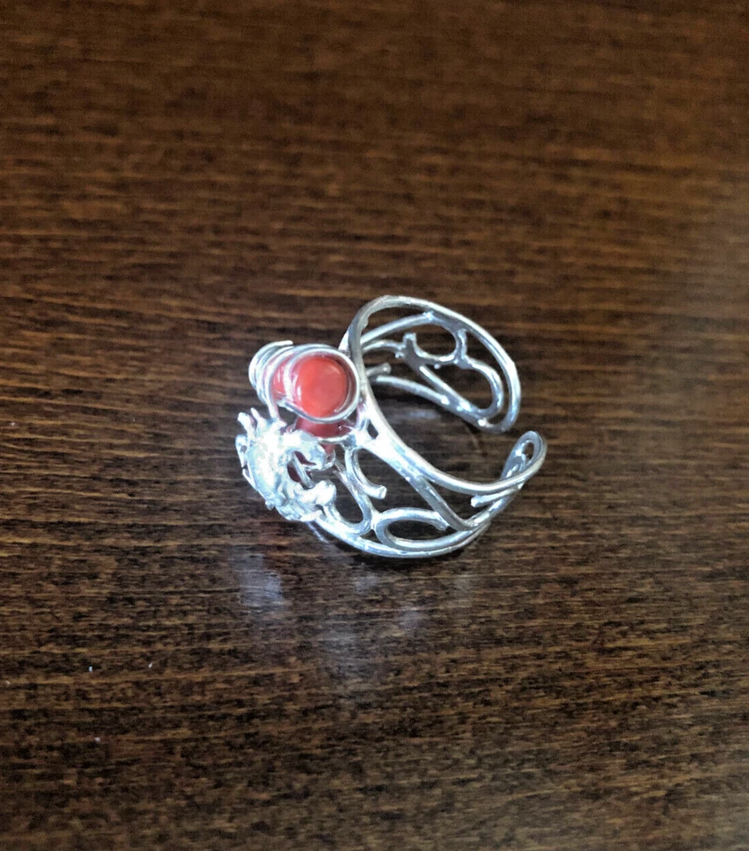 Anello "tribale" in argento 925 con rametto "imprigionato" di vero corallo rosso - Immagine 3 di 4