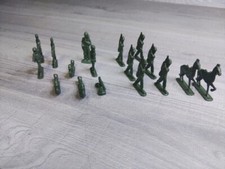 VTG HARD PLASTIC GREEN ARMY MEN AND HORSES. LOT OF 17