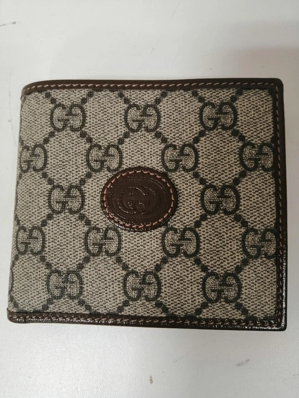 GG Supreme à emboîtement numéro de modèle 673000.496334 GUCCI