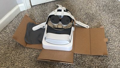 Meta Oculus Quest 3s with Controllers and better head strap with battery pack.