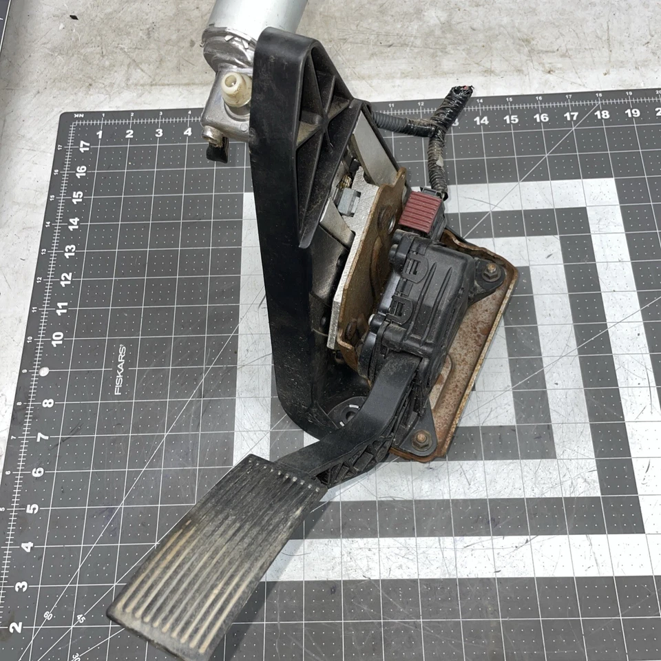 2007 Nissan Pathfinder Adjustable Pedal Assembly Accelerator Gas Pedal - Image 2 of 4