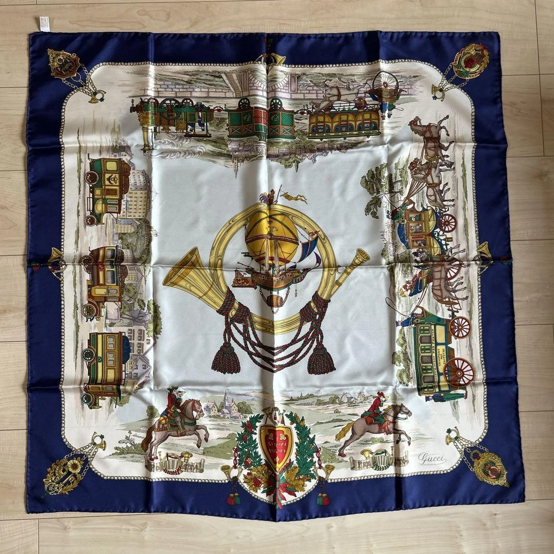 Foulard Gucci en soie avec chariot et instrument de musique motif occasion marine unisexe