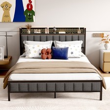 Bettgestell 140x200 cm Bett mit Lattenrost Doppelbett mit Kopfteil Ladestation 