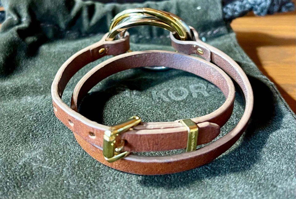 Pulsera Michael Kors Oro y Cristal 3 Anillos Cuero Marrón Envolvente Foto 3 de 3