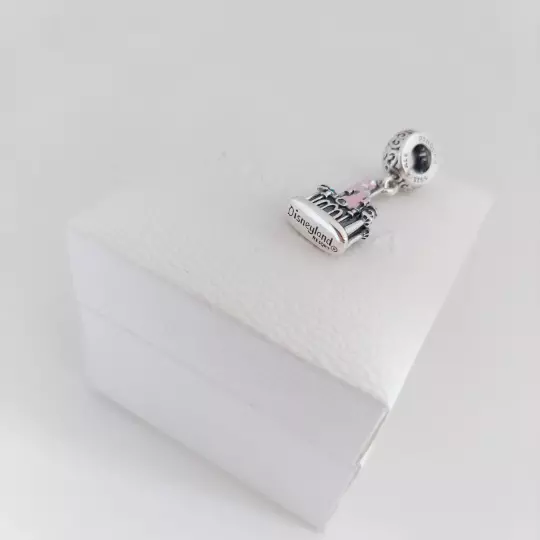 Autêntico Berloque Esmaltado Rosa Disneyland Resort por Pandora + Caixa #43 - Imagem 4 de 4