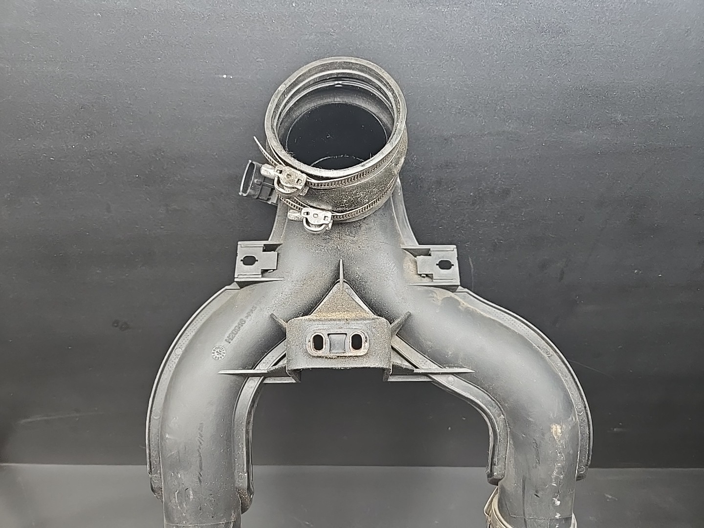 2017-2024 MASERATI LEVANTE 3.0L V6 LEFT DRIVER FRONT AIR INTAKE DUCT TUBE OEM