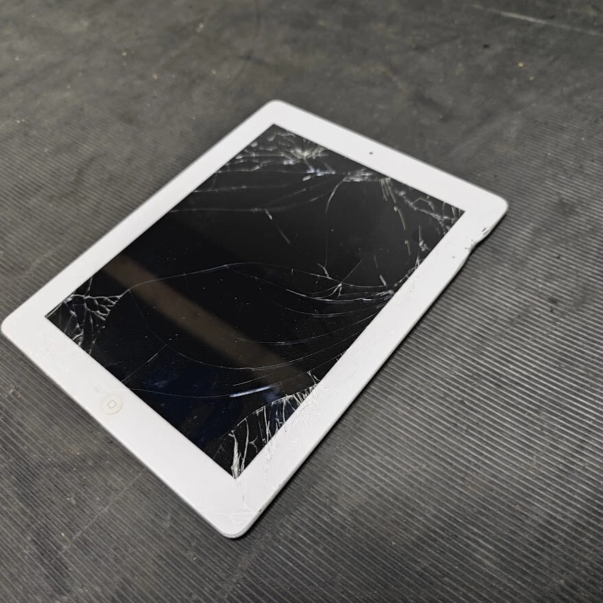 iPad 4 A1458 16GB Wi-Fi - Not Working, Cracked Screen, No Accessories - Image 3 of 4