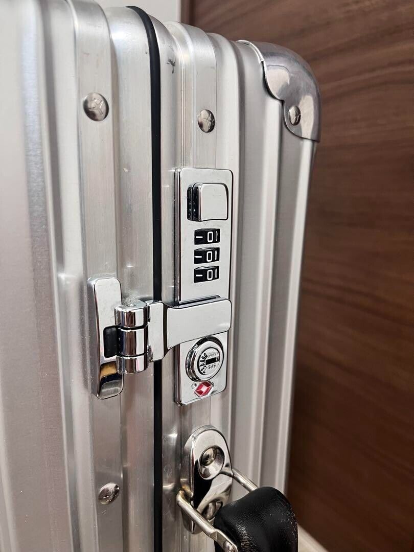 Rimowa Classic Cabin S 33L Silver 4-wheels Carry Case Rimowa Classic Cabin S 33L Silver 4-wheels Carry Case