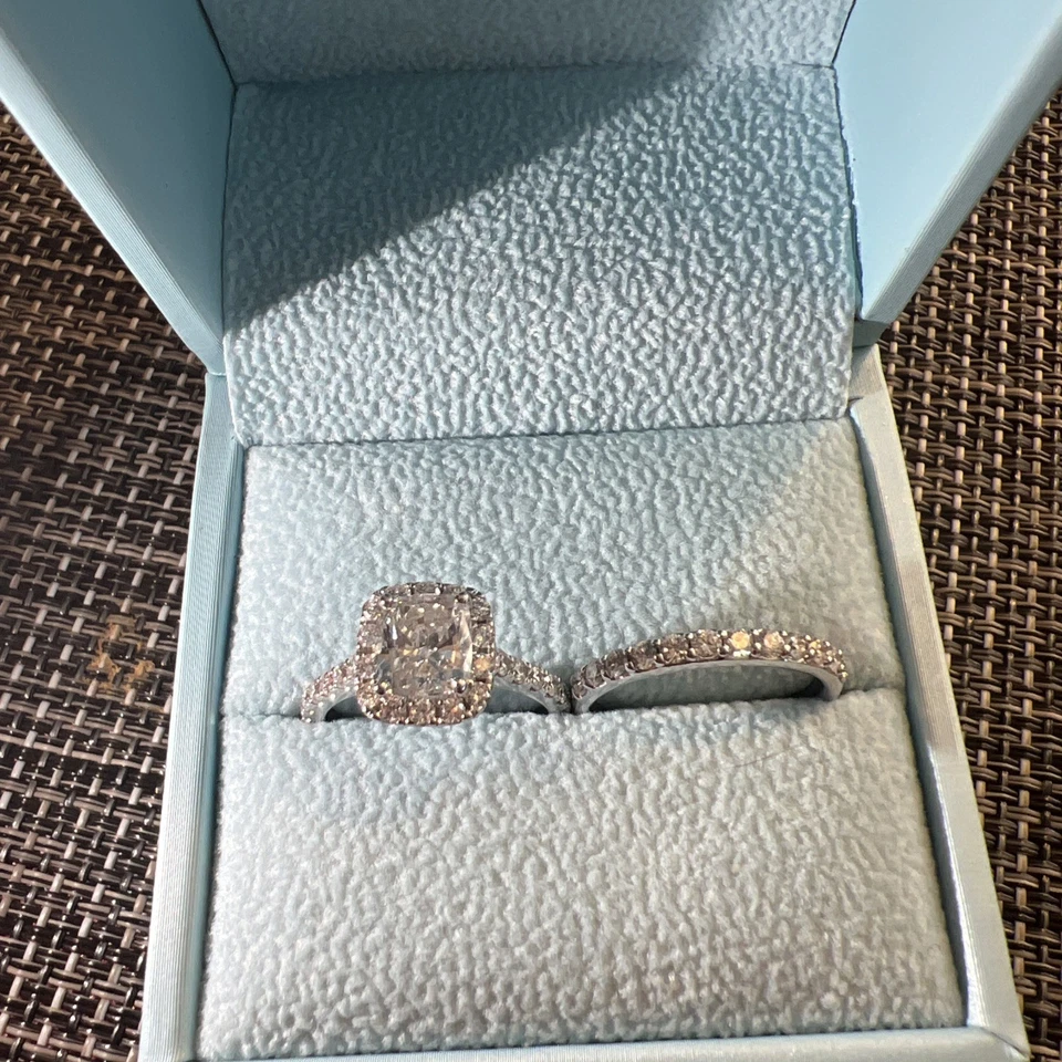 Impresionante anillo de compromiso de diamantes y alianza de boda de diamantes Foto 3 de 4