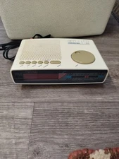 Retro Soundesign AM-FM Electronic Clock Radio (Model No. 3622-WHITE) TESTED