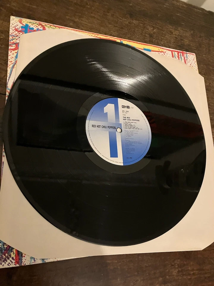 Red Hot Chilli Peppers Self Titled 12” LP 1990 1st UK Pressing Excellent - Image 3 of 4