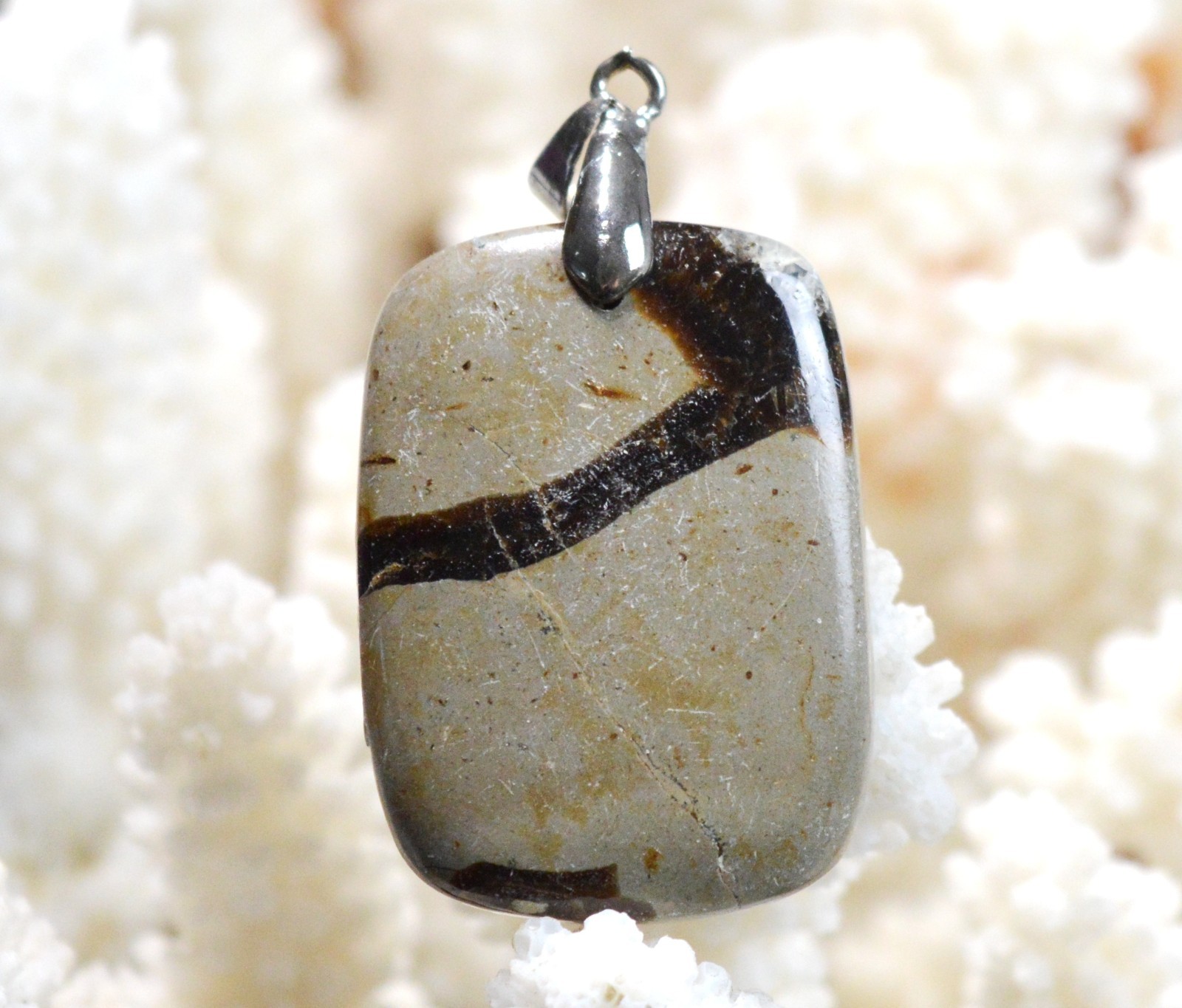 Pendentif en Septaria véritable, un trésor de Madagascar de 57 carats