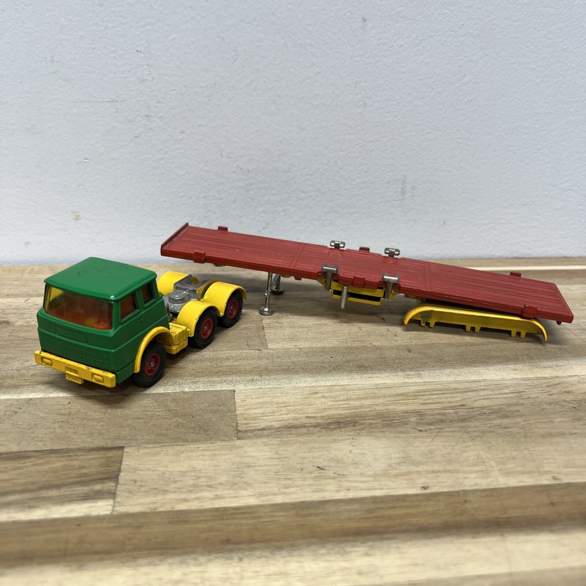Green Yellow SIKU HENSCHEL F201S-2A V288 Container Green Yellow SIKU HENSCHEL F201S-2A V288 Container