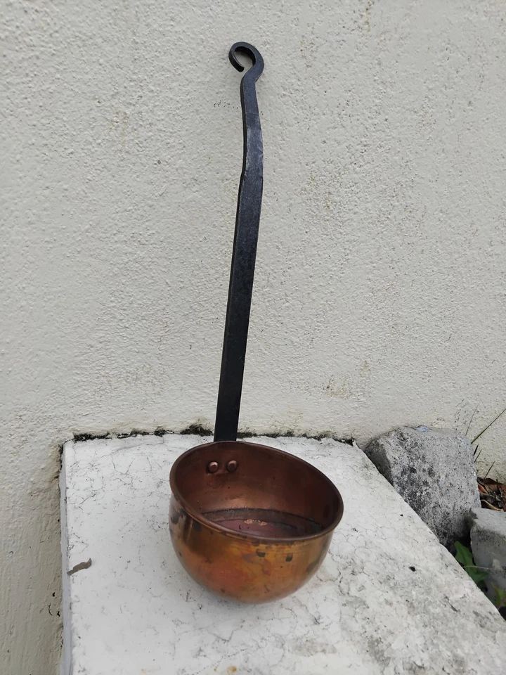 Ancienne GROSSE LOUCHE A FROMAGE BLANC en CUIVRE épais et signé - Photo 4/4