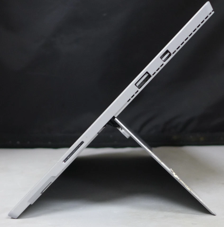 Microsoft Surface pro 4, 13", Platinum, i5, 8GB, 256GB- Doesn't Stay On - Image 4 of 4