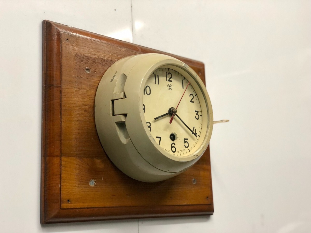 Horloge murale mécanique prim dans le style bauhaus, Tchécoslovaquie