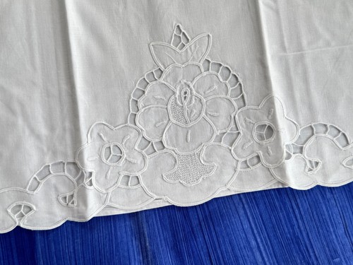 Coventry Manor Vintage Cotton Pillow Cases Cutwork Embroidered Flowers NIP - Picture 2 of 4