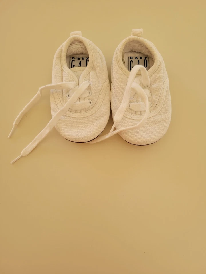 Zapatilla deportiva vintage baby gap con cordones para cuna blanca azul marino talla 3 Foto 2 de 3