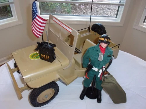 Vintage GI JOE AIRBORNE MP Police C8 w/vtg  GI JOE JEEP Beautiful Set NO POSTAGE