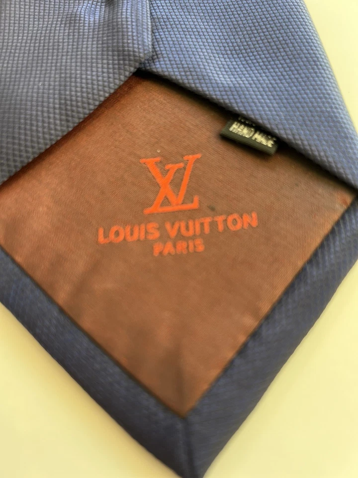 Louis Vuitton Mens Vintage Luxury Navy Blue Silk, Business Casual Tie — 第 4/4 张图片