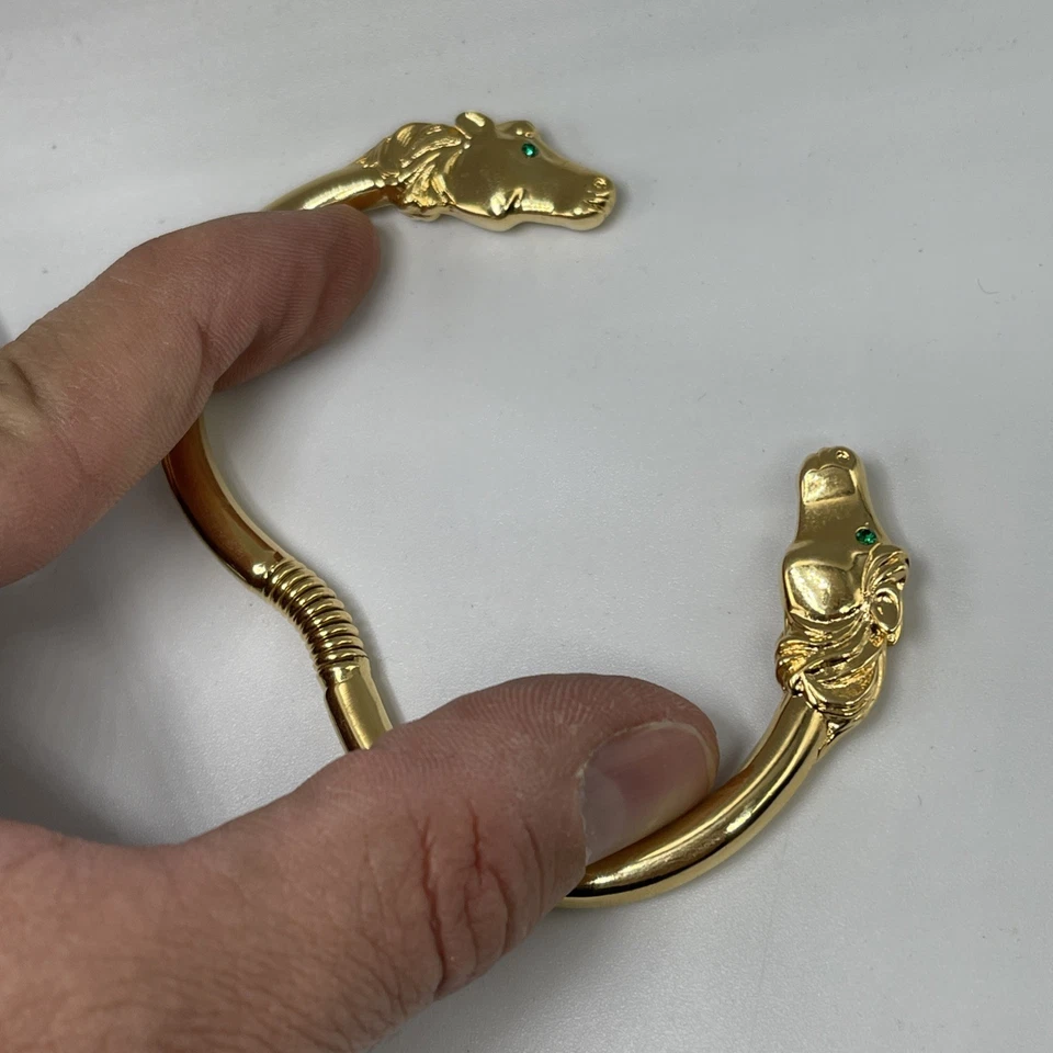 KJL Kenneth Jay Lane Caballo Placa Dorada Cabeza Brazalete Ojos Verdes Puño Foto 3 de 4