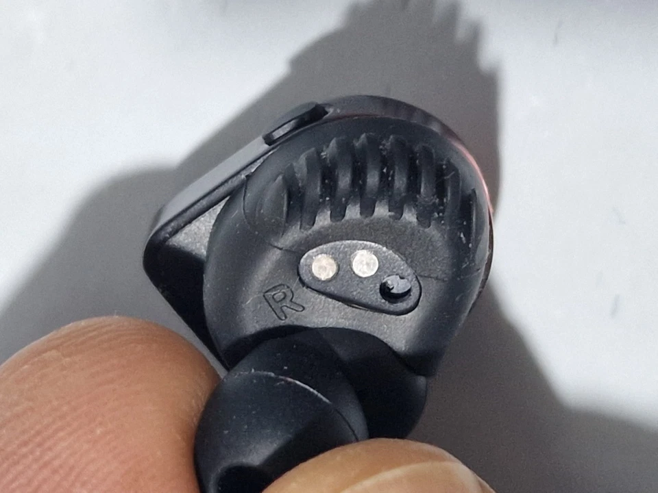 Master & Dynamic MW07 True Wireless Earbuds ((Right side)) - Image 3 of 3