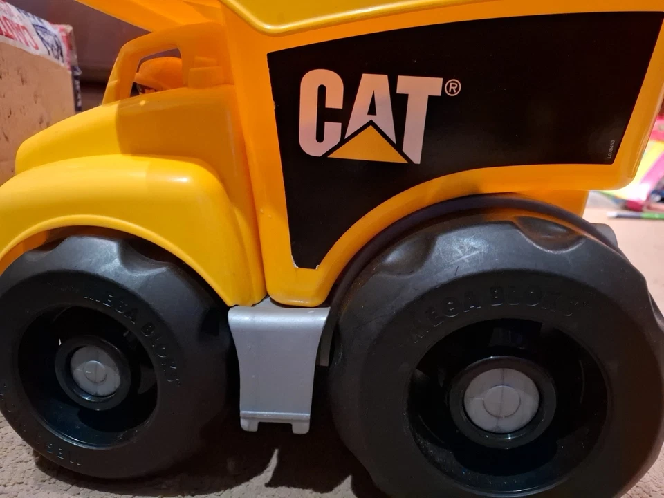 MEGA BLOKS CAT Tipper Truck + MEGA BLOKS Building Blocks - Image 3 of 3