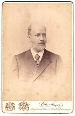 Fotografie Otto Mayer, Dresden, Pragerstrasse 38, Portrait älterer Herr im Anzu 