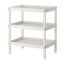 Table à langer ikea en bois peinte en blanc avec espaces de rangement