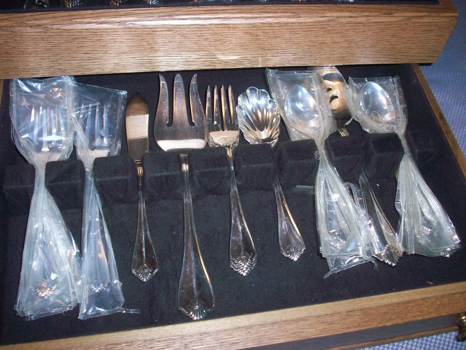 ONEIDA KING JAMES 65PC ОБСЛУЖИВАНИЕ ДЛЯ 12 ПОСЕРЕБРЕННЫХ СТОЛОВЫХ ПРИБОРОВ НАБОР И КОРОБКА ДЛЯ ХРАНЕНИЯ США - Изображение 4 из 4