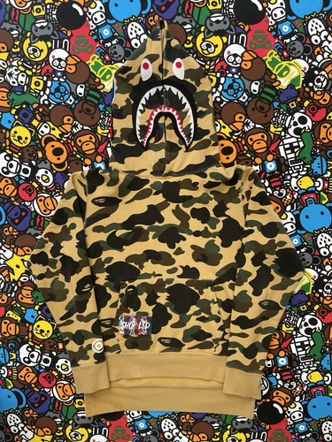 A BATHING APE (BAPE) Felpa con cappuccio pullover mimetico giallo A Bathing Ape squalo