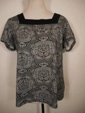 Beautiful Women's Large Croft & Barrow Gray Geometric Design SS Knit Top