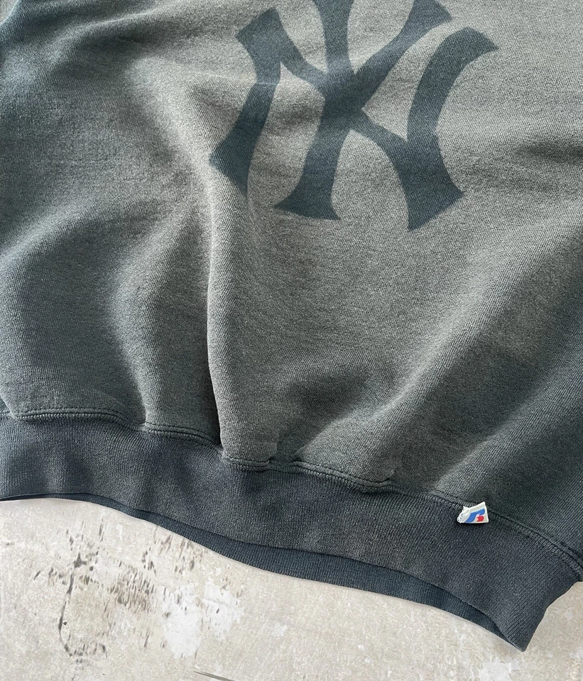 Sudadera de Colección Años 90 Russell Athletic Cuello Redondo New York Yankees Desteñida por el Sol Foto 2 de 4
