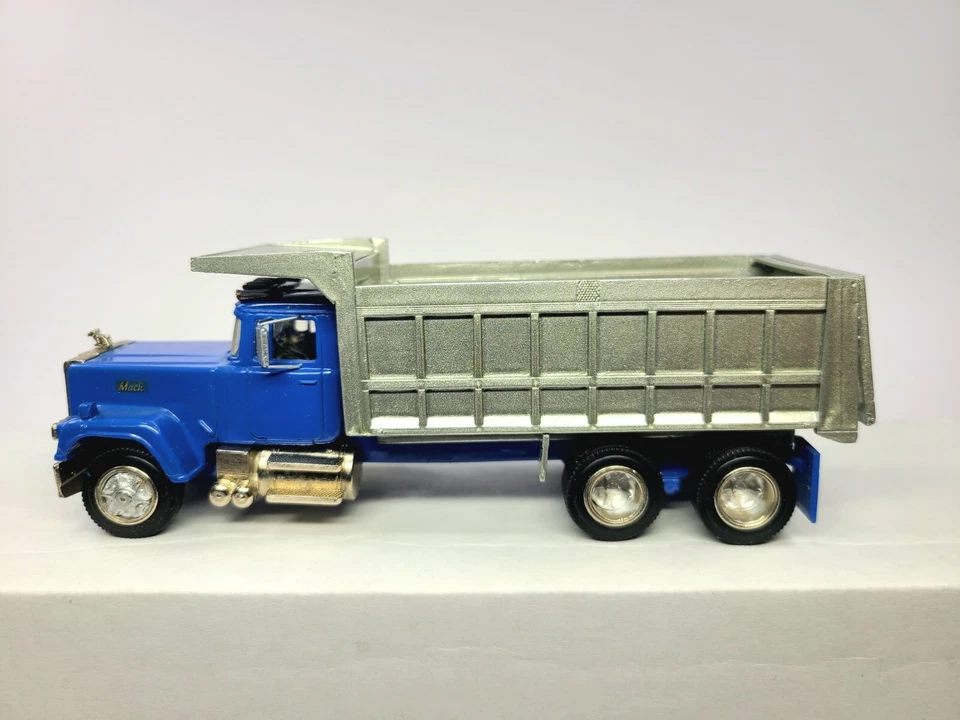 Camión de volteo Mack Superliner 6x4 - azul - modelo diecast ASAM Smith escala 1:48 Foto 2 de 4