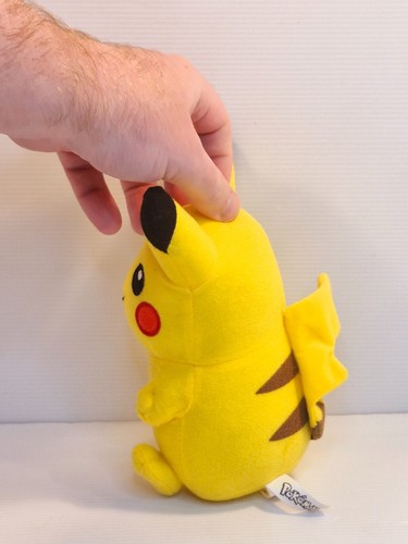 Peluche Pikachu 19 cm Pokémon Juguete Suave Bensons 2017 Mimoso - Imagen 4 de 8