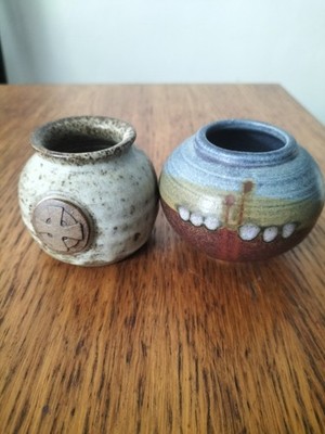 Studiokeramik handgeworfen kleiner Topf/Vase - Paar mit Herstellermarken