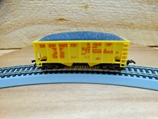 Life-Like HO Scale 33' Union Pacific U.P. 82100 Hopper with Coal Load
