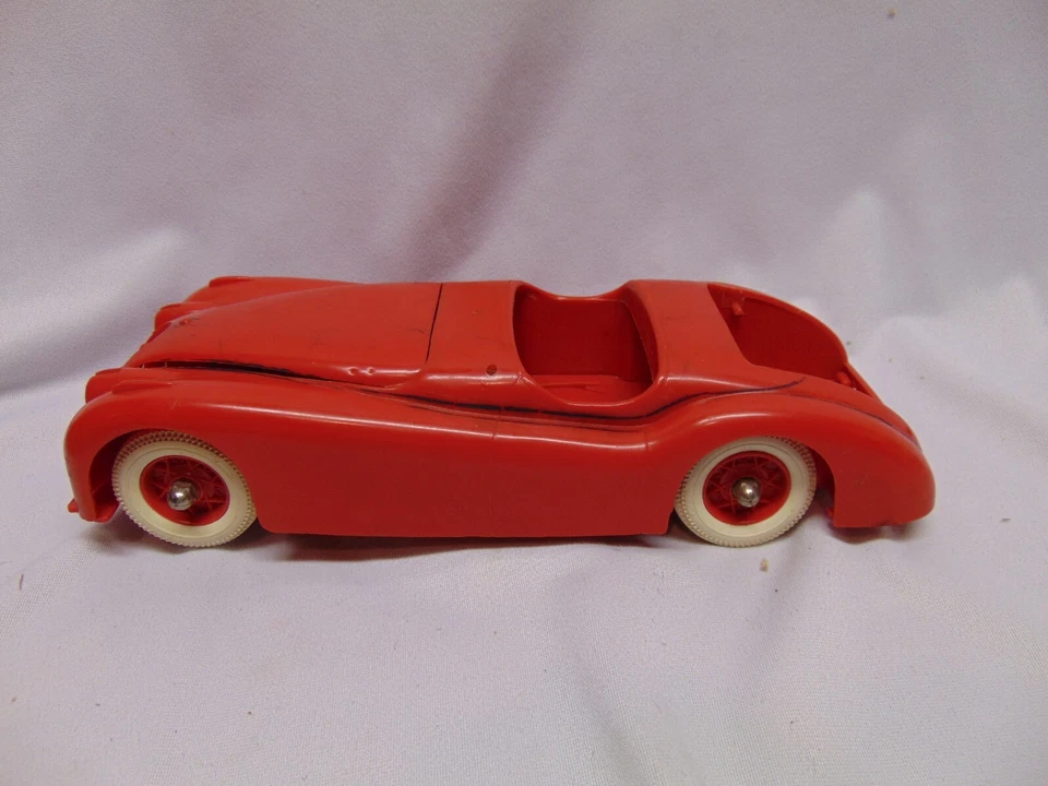 Coche modelo Jaguar vintage plástico rojo para piezas 12" x 4" x 3" Foto 3 de 4