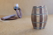 Antigua cantimplora barril barril pequeño madera primitiva vintage granero cabaña