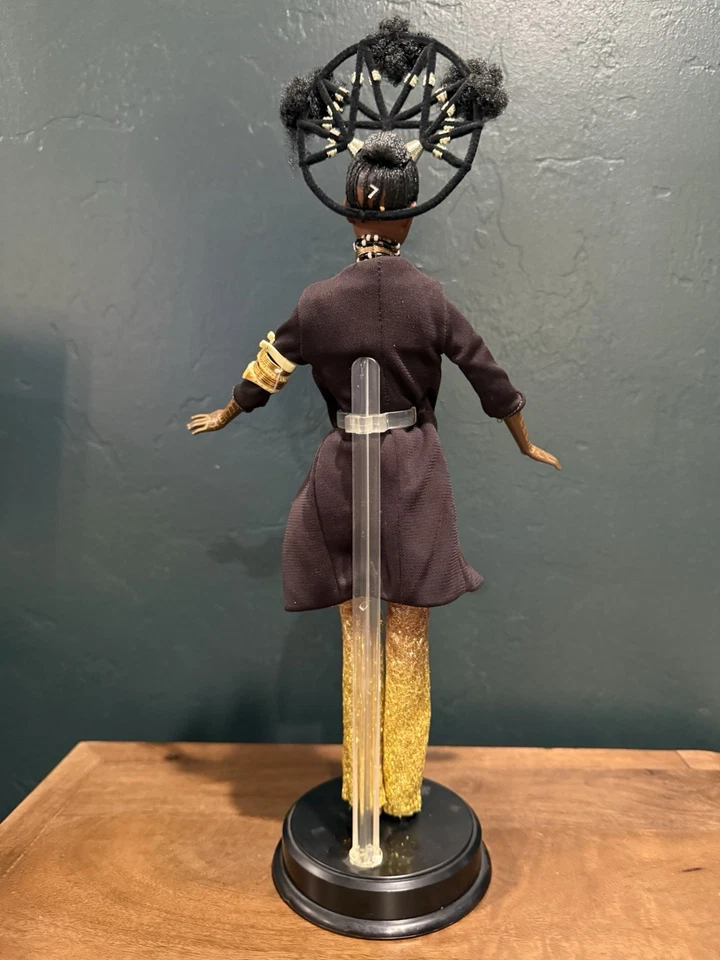 ✨ 2004 年 Nne 芭比娃娃 – 非洲宝藏系列(拜伦·拉尔斯)盒、真品证明和支架 — 第 2/3 张图片